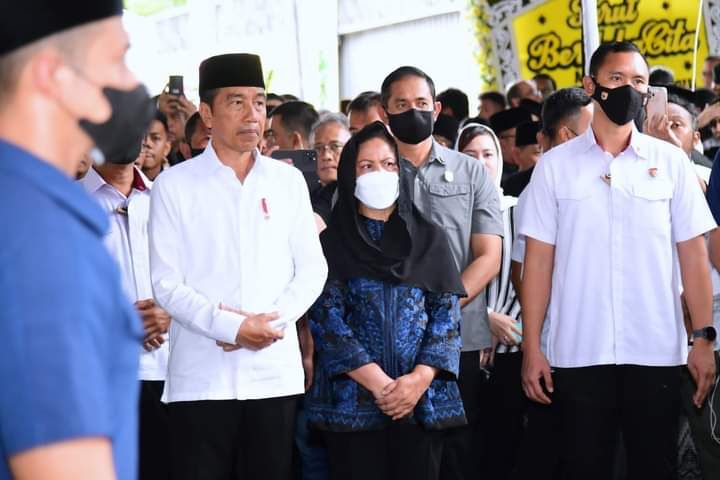 Presiden Jokowi Takziah ke Rumah Duka Almarhumah Koesni Harningsih