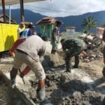 Babinsa di Lutra Bantu Warga Bangun Pondasi Penahan Tanah di Desa Limbong 