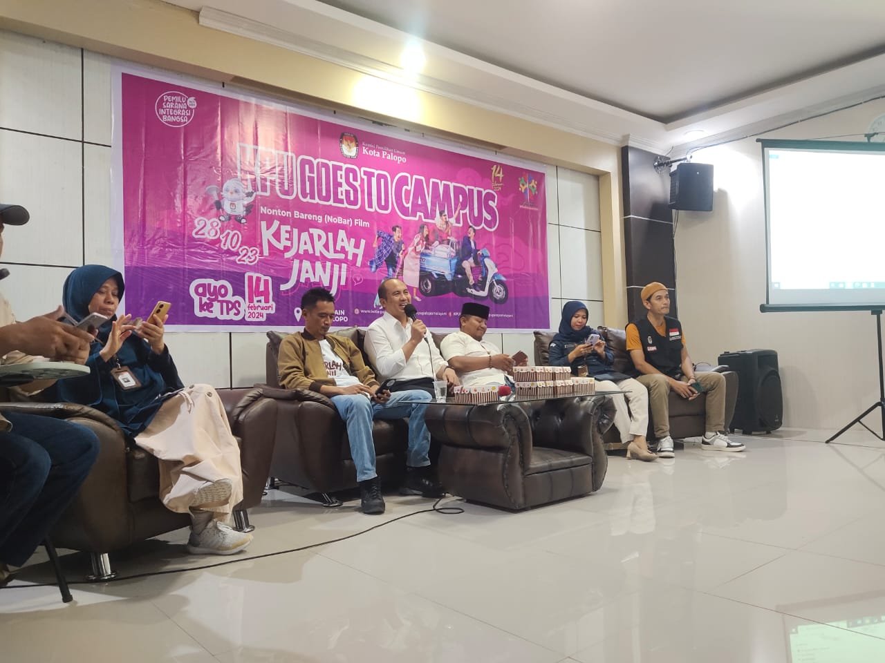 Komisi Pemilihan Umum (KPU) Kota Palopo, menggelar nonton bareng (Nobar) film berjudul ‘Kejarlah Janji’ di Kampus IAIN Palopo, Sabtu 28 Oktober 2023. (ist)