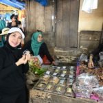 Kunjungi Pasar Malino, Sofha Marwah Bahtiar Borong Berbagai Jenis Cemilan Tradisional Hingga Aneka Sayur dan Buah