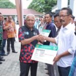 Bupati dan Wabup Asahan Menyerahkan Bukti Kepesertaan BPJS PBI APBD Kabupaten Asahan