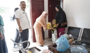 Kadis Kominfo Asahan Serahkan Bantuan Makanan Tambahan Kepada Anak Stunting