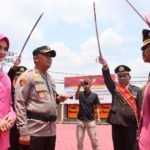 Masa Purna Bakti, Tradisi Pedang Pora Wujud Penghargaan Untuk Personel Polres Lutra
