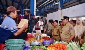 Pantau Harga Bahan Pokok di Pasar Batangase Maros, Pj Gubernur: Perlu Lebih Agresif Atasi Inflasi