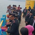 Bersama Wabup Djira, Kabag Ops Polres Morut Pimpin Upacara Tabur Bunga di Pelabuhan Kolonodale