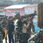 Karya Bhakti TNI 2023, Kodim 1403 Palopo Bersih-bersih di Pasar Sentral Masamba