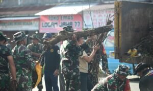 Karya Bhakti TNI 2023, Kodim 1403 Palopo Bersih-bersih di Pasar Sentral Masamba