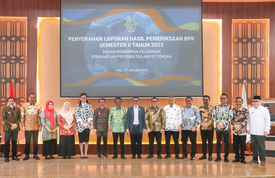 Foto bersama seusai penyerahan hasil laporan pemeriksaan kinerja dan pemeriksaan dengan tujuan tertentu (PDTT) semester II tahun 2023. (ist)