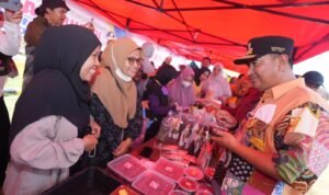 Warga Malili Antusias Belanja di Pasar Murah Kolaborasi Pemprov Sulsel dan Bulog