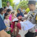 Bhabinkamtibmas Tambayoli Morut Bagi 100 Lebar Baju Sekolah ke Anak Suku Wana