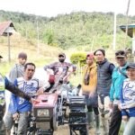 Ketua PAN Luwu Utara Beri Bantuan Hand Traktor ke Masyarakat Parahaleang