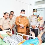 Sekda dan Kapolres Palopo Besuk Korban Longsor di RS At Medika