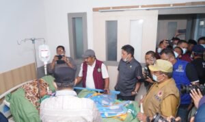 Didampingi Pj Bupati Luwu, Pj. Gubernur Sulsel Jenguk Korban Tanah Longsor