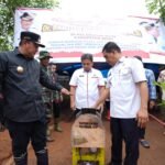 Pj Gubernur Bahtiar Serahkan Bantuan Alat Perajang Pisang untuk Kecamatan Mare
