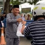 Peduli Sesama, Perumda TM Palopo Bagikan Takjil ke Pengguna Jalan