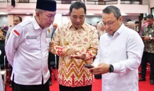 Pj Gubernur Sulsel Serahkan Zakat ASN Pemprov ke Baznas