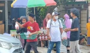 Jurnalis Palopo Bagi 1000 Takjil ke Pengendara di Jalan Andi Kambo
