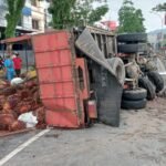 Truk Bermuatan Kelapa Sawit Tabrak Pembatas Jalan di Palopo