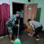 Air Sungai Meluap, TNI Polri Bantu Rumah Warga yang Terendam Banjir