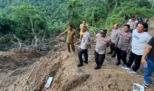 Kapolres Palopo Kerahkan Alat Berat ke Lokasi Longsor di Pangi Latimojong