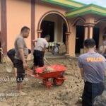 Personel Polres Palopo Gotong Royong Bersihkan Masjid Pasca Banjir Luwu