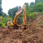 Alat Berat PT Vale Bantu Buka Akses Masyarakat Pasca Bencana di Luwu