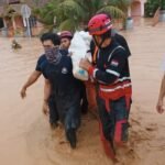 Warga di Luwu Terobos Banjir Gotong Jenazah ke Pemakaman