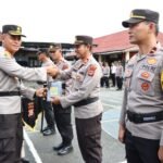 Serahkan Al Quran ke Personel, Kapolres Palopo Harapkan Jadi Pelindung dan Diamalkan