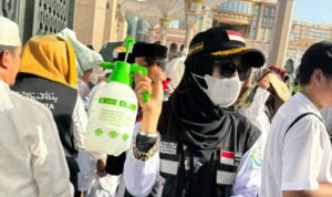 Jemaah Lansia Rawan Alami Hipertermia, Polwan Semprotkan Air ke Antrean Masuk Raudhah