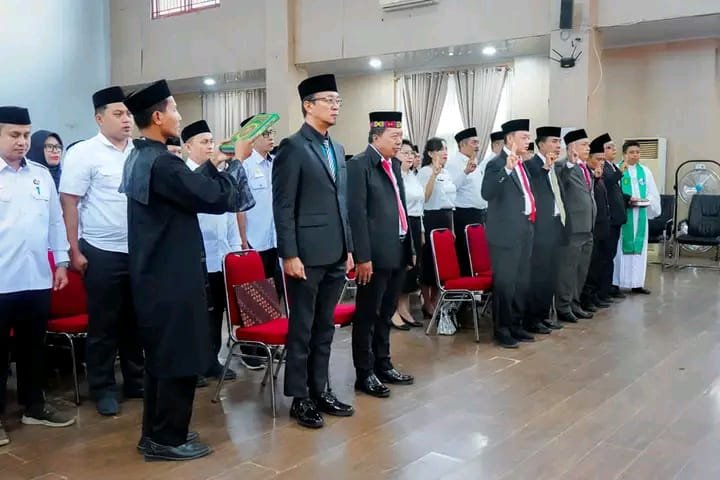 Sebanyak 40 pejabat lingkup Pemerintah Kabupaten Morowali Utara (Morut) dilantik dan diambil sumpah jabatannya di Ruang Pola Kantor Bupati di Kolonodale, Jumat 26 Juli 2024. (ist)