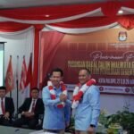 Daftar ke KPU Palopo, Paslon Trisal-Ome Bawakan Cenderamata Miniatur Perahu Phinisi