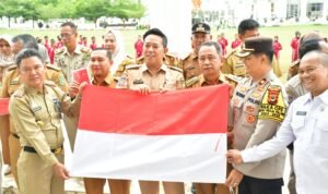 Peringati HUT RI Ke-79, Kepala Bakesbangpol Palopo Buka Gerakan Pembagian Bendera Merah Putih