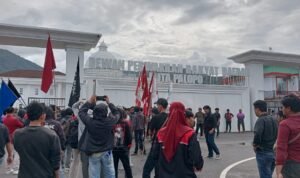 Ratusan Mahasiswa Geruduk DPRD Palopo, Kawal Batalnya Revisi UU Pilkada