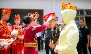 Berkunjung ke Morut, Kepala Kejaksaan Tinggi Sulteng Disambut dengan Adat Mori