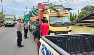 Satlantas Polres Palopo Tegur secara Humanis Sopir yang Parkir di Badan Jalan