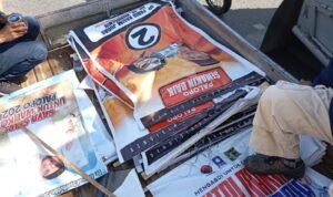 Satpol PP Palopo Copot 423 APK Pasangan FKJ-Nur di Pohon-Tiang Listrik