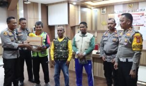 Jaga Harkamtibmas Jelang Pilkada, Kapolres Palopo Gelar Cooling System dan Bagi Bansos ke Tukang Ojek