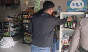 Polsek Wara Utara Sita Puluhan Botol Miras Jelang Pilkada Serentak 2024
