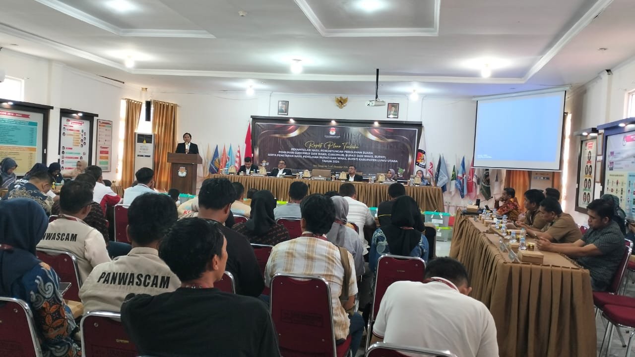 Rapat pleno terbuka rekapitulasi hasil penghitungan perolehan suara pemilihan Gubernur dan Wakil Gubernur Sulawesi Selatan, serta Bupati dan Wakil Bupati Luwu Utara, Selasa, 3 Desember 2024, di Aula Demokrasi KPU Luwu Utara. (accy/belanegaranews.id)