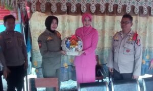 Tinjau Kesiapan Pos Pangamanan dan Pelayanan, Kapolres Palopo Bersama Ketua Bhayangkari Bagikan Suplemen