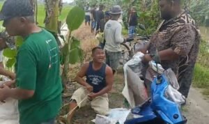 Kepala Desa Rawang Panca Arga Asahan Ajak Warga Gotroy Perbaiki Tanggul