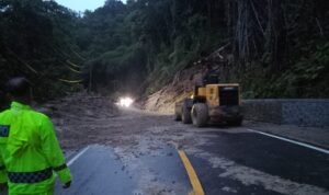 Lagi, Longsor di Kasintuwu Sempat Lumpuhkan Jl Trans Sulawesi, Bupati Lutim Koordinasi dengan Gubernur