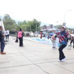 Bupati Irwan Tiba-tiba Hadir di Tengah Emak-emak yang Senam Pagi di Lapangan Andi Nyiwi