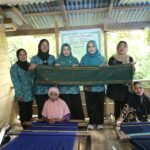 Dekranasda Luwu Kunjungi Pengrajin Tenun Kole Mandiri di Desa Ilan Batu Uru, Walenrang Barat