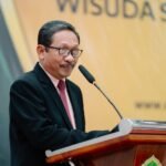 Suasana Haru Warnai Wisuda Sarjana UNCP 2025, Prof Suyanta Sampaikan Orasi Ilmiah Menuju Indonesia Emas 2045