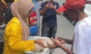 Dinas Sosial Palopo Salurkan 100 Porsi Makanan Siap Saji untuk Warga Rentan