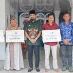 Bupati Iskandar Al-Farlaky Serahkan Bantuan Untuk Korban Angin Kencang