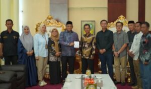 Bupati Luwu Salurkan Bantuan Bahan Baku Rumah untuk Korban Puting Beliung