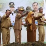 Wabup Lutim Tebar Bibit Rumput Laut Gracilaria di Lakawali Pantai