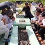 Jelang Iduladha, Bupati Irwan Ziarah ke Makam Orang Tua di Wasuponda